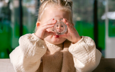 Waarom drinken zoveel peuters uit plastic bekers… terwijl een glaasje vaak fijner is?