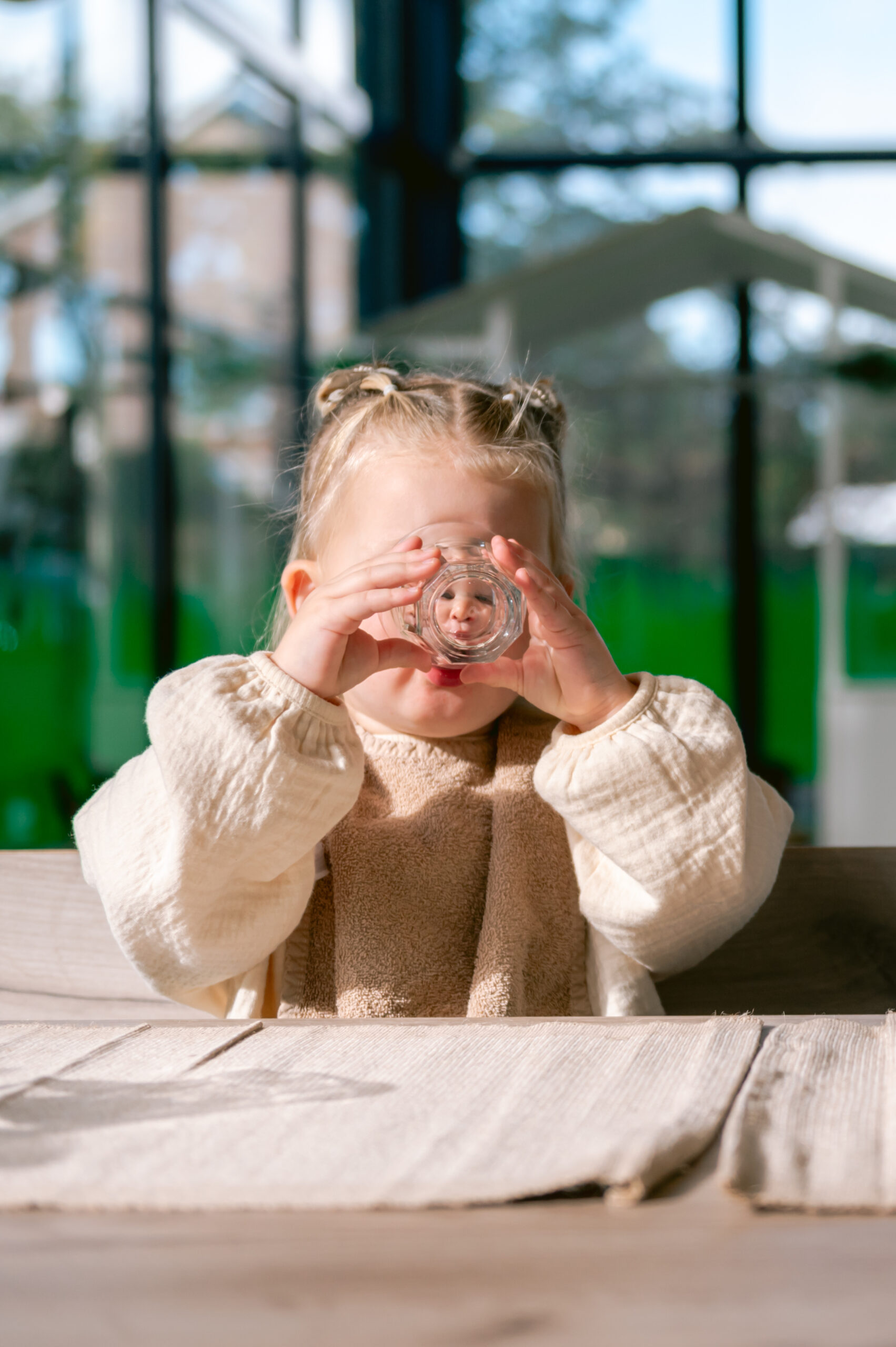 Esther Steinebach Drinken uit een plastic bekertje